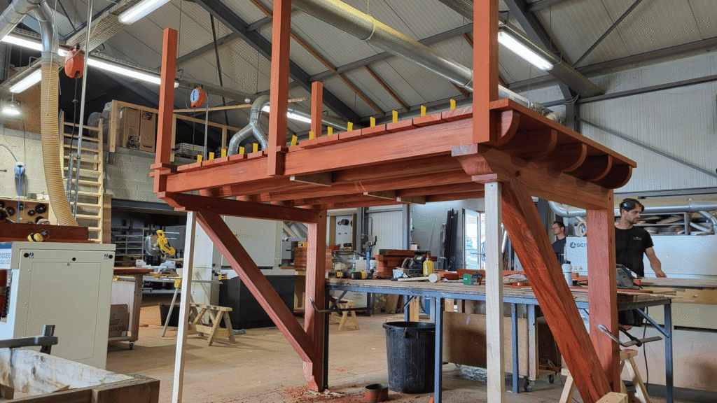 Balcon et escalier en padouk 7