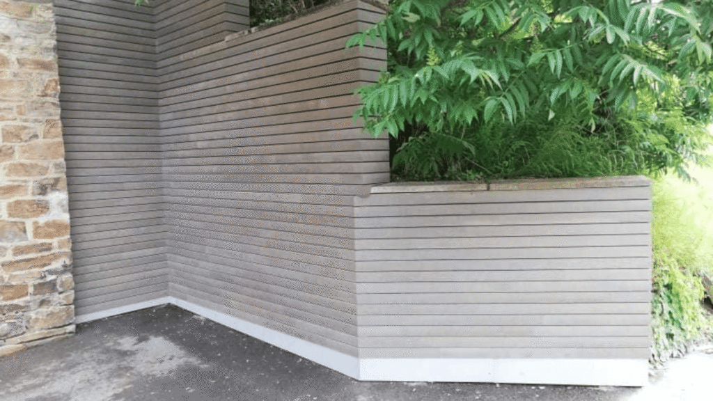 Habillage d'un mur en cèdre grisé 6