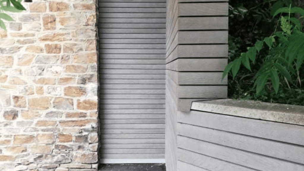 Habillage d'un mur en cèdre grisé 7