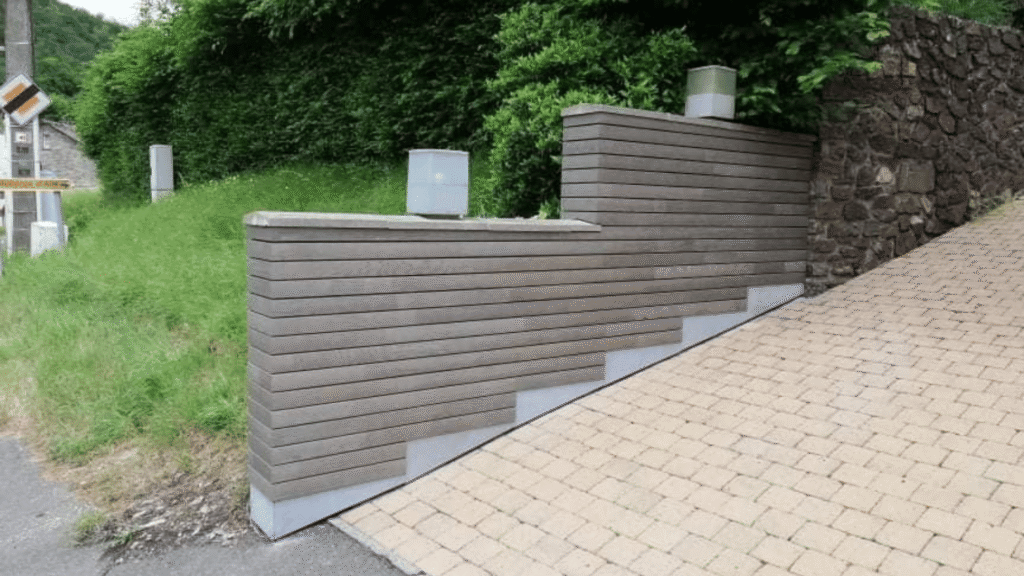 Habillage d'un mur en cèdre grisé 8